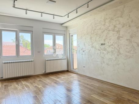 Batajnica, centar, LUX 59 m2 sa PARKING mestom