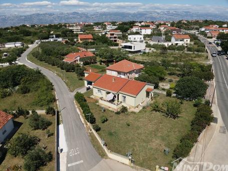 Samostojeća kuća u mirnom predjelu Vrsi – prostrana okućnica-odmah useljiva!