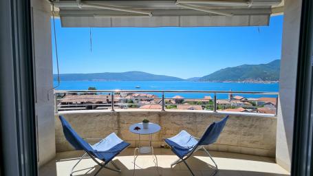 Prodaja dvosobnog stana sa pogledom na more u Cronj Gori, Tivat, Donja Lastva