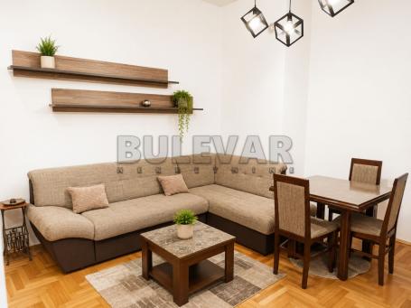 Izdaje se odličan jednoiposoban stan u centru Niša, na Keju, 42m2