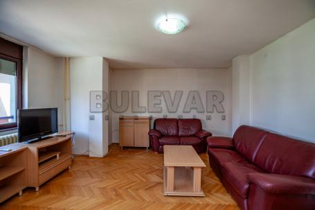 Trosoban stan na Paliluli, drugi sprat, lift, cg