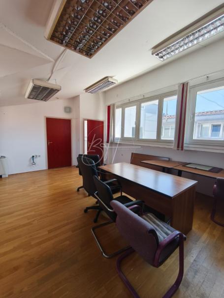 Poslovni prostor za najam – centar Pule, 27 m²