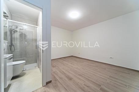 Osijek, Retfala, završen četverosoban stan sa dvorištem od 50 m²