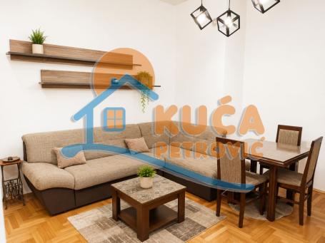 Izdaje se odličan jednoiposoban stan u centru Niša, na Keju, 42m2