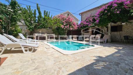 Zadar, Arbanasi – Kuća s bazenom i 6 studio apartmana