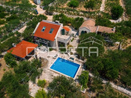 Sutivan, Brač | privatna otočna rezidencija s bazenom, maslinikom i tri stambene