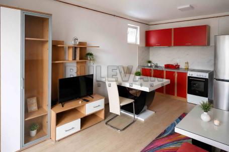 Izdaje se dvosoban duplex stan, 52 m², Šest topola