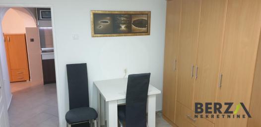 KOMPLETNO OPREMELJEN JEDNOSOBAN STAN NA SALAJCI, REŽIJE UKLJUČENE U CENU