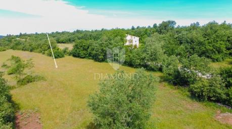  Grožnjan, predivno zemljište površine 716 m² na mirnoj lokaciji!