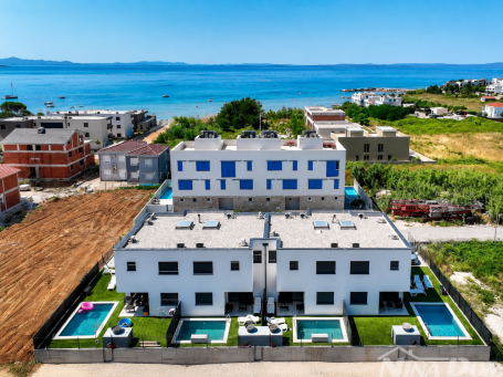 TOP LOKACIJA! Moderan Stan s Bazenom i Dvorištem- 130 m od  Plaže