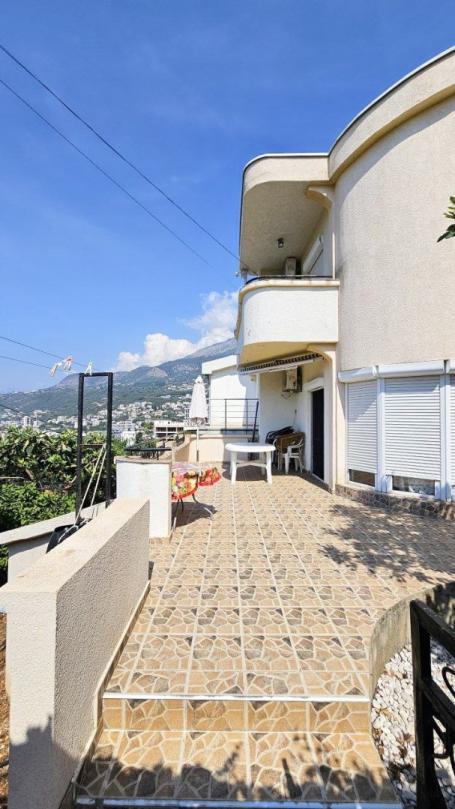 A two-story house with four bedrooms near Veliki Pijesak