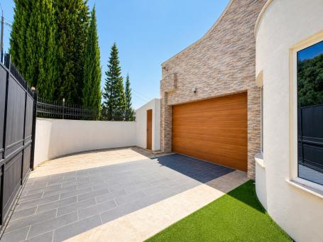 Villa with panoramic sea views and a swimming pool in Uteha