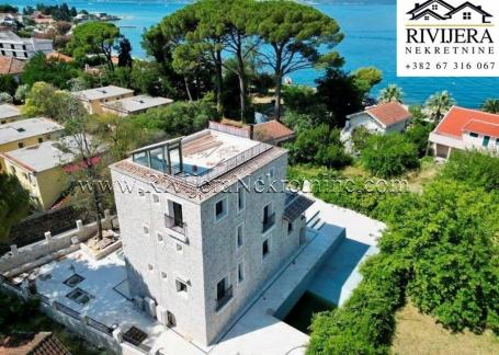 Zum Verkauf steht eine wunderschöne Villa in Tivat
