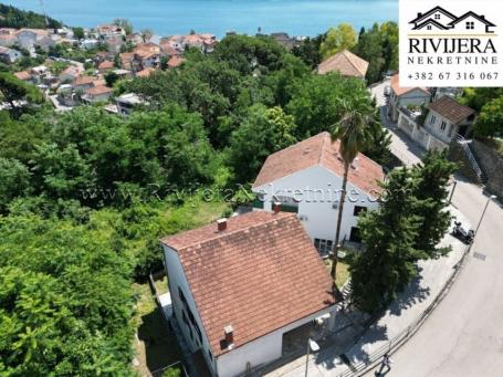 Na prodaju porodična kuća sa tri stana – Herceg Novi