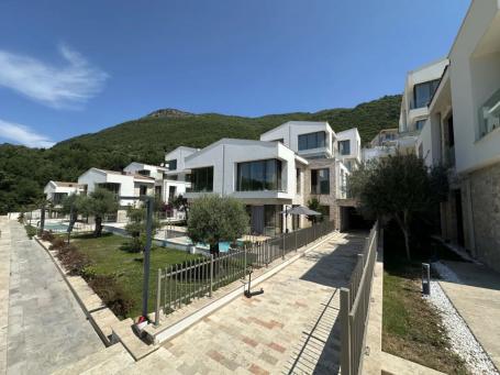 Luksuzna vila sa bazenom i panoramskim pogledom na more – Kumbor, Herceg Novi