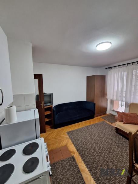  KOMPLETNO NAMEŠTENA GARSONJERA KOD KAFIĆA PAUZA NA BULEVARU OSLOBOĐENJA