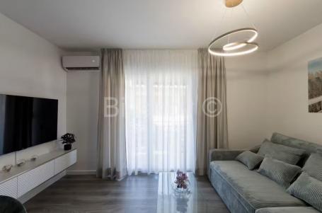 Prodaja, moderno uređen stan 200m od mora, Žedno