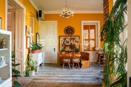 Vinkovci, centar, građanski stan u povijesnoj zgradi, 163 m² s velikim potencijalom