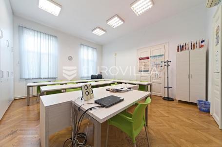Osijek, Centar, dva opremljena ureda, trenutno učionice za zakup 30 m² i 25 m²