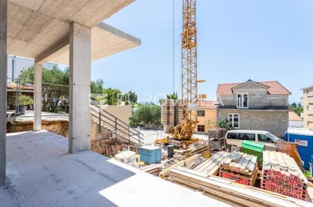 Krvavica, novogradnja trosobni stan prizemlje s pogledom na more