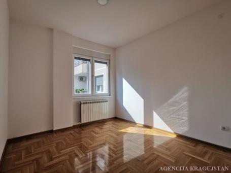 Izdavanje, Stan, 81m2 , Centar
