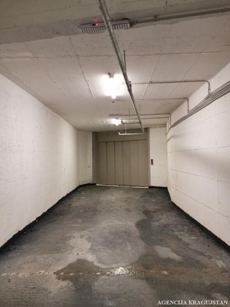 Izdavanje, Garaža, 12m2 , Centar