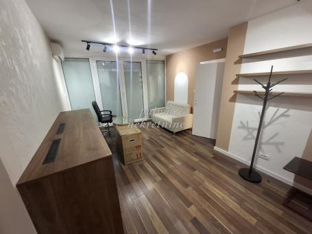 Izdavanje, Lokal, 60m2 , Centar