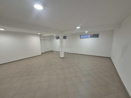 Izdavanje, Lokal, 215m2 , Centar