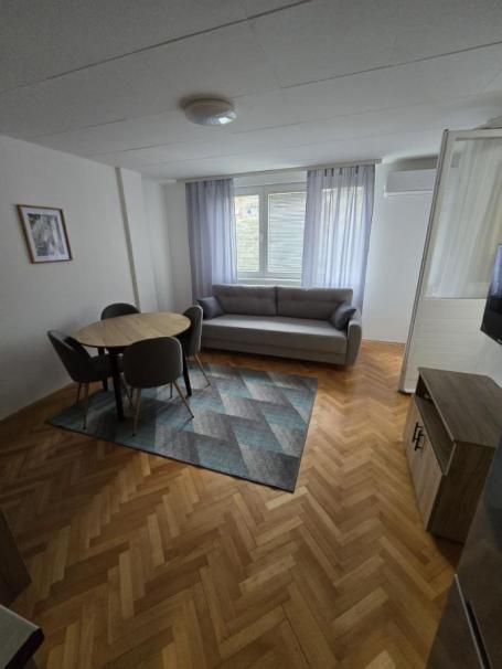 Renoviran jednoiposoban stan na Panteleju u blizini crkve