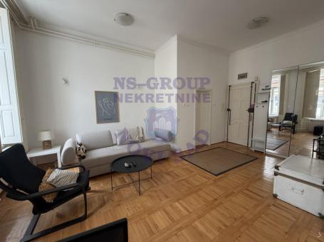 Izuzetan dvosoban stan u Centru grada, 61m2