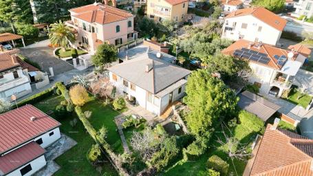 Haus Haus mit zwei Wohneinheiten und großem Entwicklungspotenzial – erste Reihe zum Meer, Umag