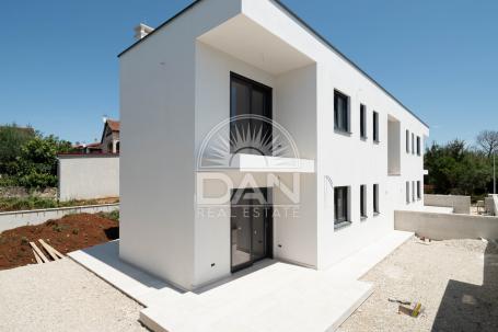 Poreč, Stan u novogradnji na prvom kat u blizini mora