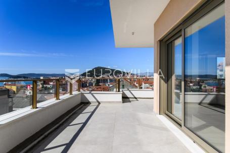Split, prekrasan penthouse s pogledom na more i grad