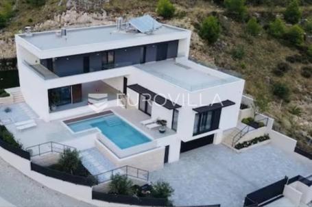 Split, Klis vila s bazenom garažom te gostinjskom kućom sve s pogledom na more
