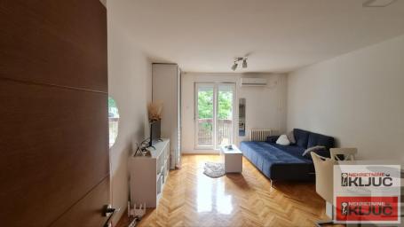 Garsonjera na Grbavici, Novi Sad, 27 m², 1. sprat
