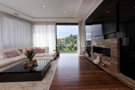 Matulji, penthouse peterosobni dvoetažni stan160 m², terasa 130 m² i privatna okućnica 250 m²