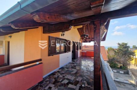 Vir, 120 m od plaže, trosobni renovirani apartman s pogledom na more
