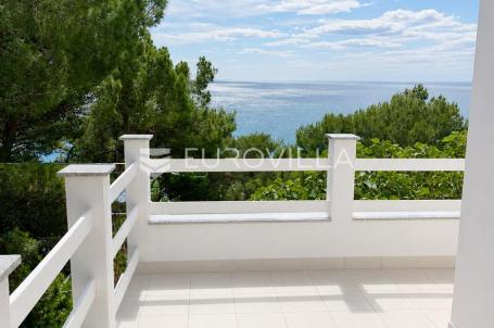 Cres, Martinšćica, samostojeća kuća 148 m², dva apartmana, samo 150 m od mora