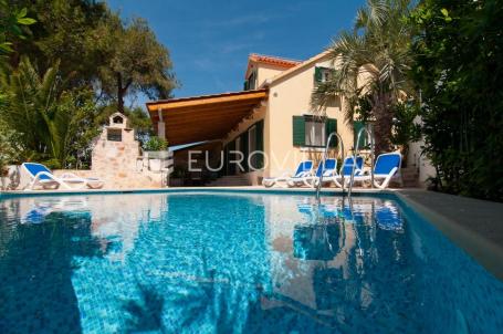 Brač, lijepa mediteranska kuća na jedinstvenoj lokaciji 1. red uz more