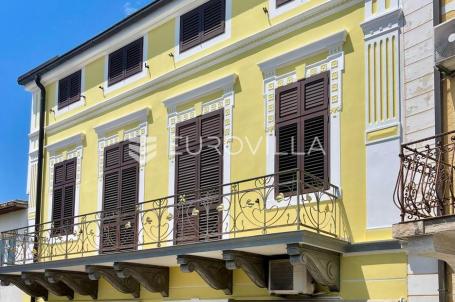 Crikvenica, kuća sa 4 apartmana i 2 poslovna prostora, centar, pogled na more