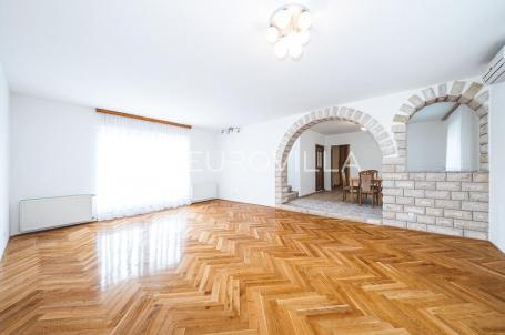 Zagreb, Gračani, prekrasan troetažan šeterosoban stan s vrtom 278,66 m²