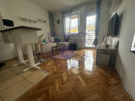 Kompletno nameštena garsonjera + parking - Nova Detelinara!
