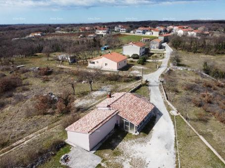 Kuća Blizina Marčane, kuća na velikom terenu od 26.000 m2. 