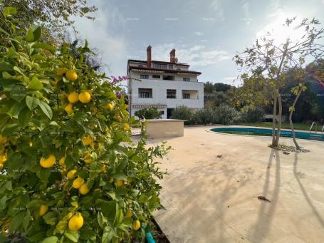 Kuća Prodajemo kuću sa sedam apartmana na velikoj okućnici sa bazenom i garažom. Banjole