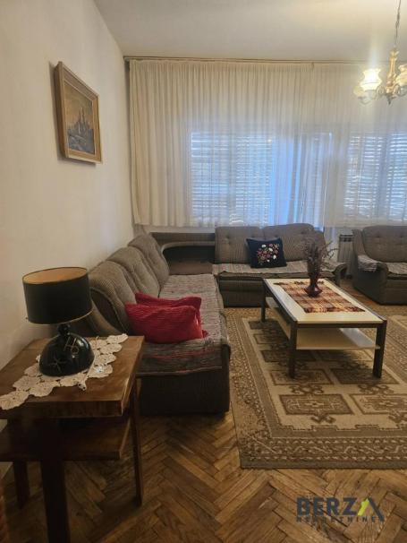 Prostrana porodična kuća, renovirana i odmah useljiva