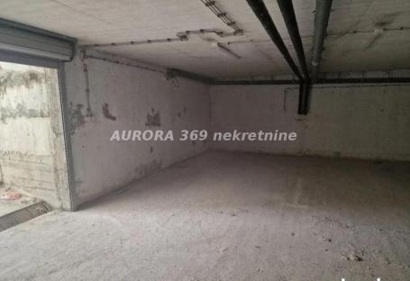 NOVI SAD, GRBAVICA, BULEVAR CARA LAZARA. GARAŽNO PARKING MESTO U SUTERENU ZGRADE. 