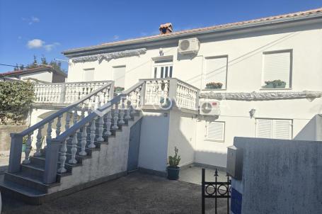 Jadranovo, kuća s tri apartmana, pogled na more, parking i okućnica, blizina mora