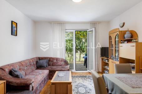 Dubrovnik, Zvekovica, Dvoetažni stan s vrtom na mirnoj lokaciji