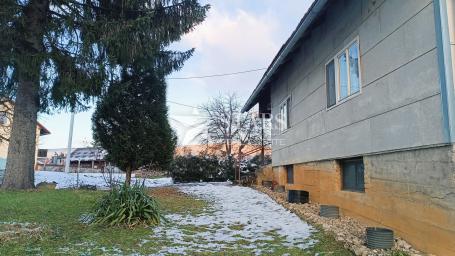 Josipdol - Oštarije, kuća s velikom okućnicom