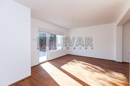 Stan, 68m2 sa pripadajućim delom dvorišta oko 20m2, iznad hotela Marica